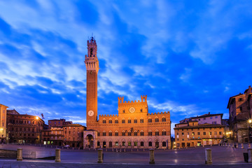 Fototapeta na wymiar Palazzo Publica and Piazza del Campo at twilight, Siena, Italy