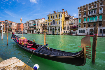 Les touristes voyagent sur des gondoles au canal