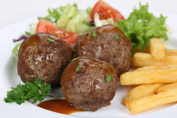 Frikadellen oder Buletten Gericht mit Pommes und Salat
