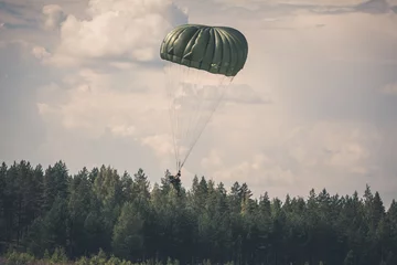 Photo sur Plexiglas Sports aériens Parachutiste à la guerre