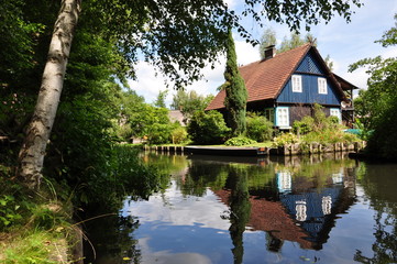 Fototapeta na wymiar Spreewaldhaus mit Wasserspiegelung