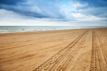 Papier Peint photo Chemin de fer Perspective of tyre tracks on sandy beach