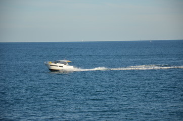 yacht navigant sur la mer