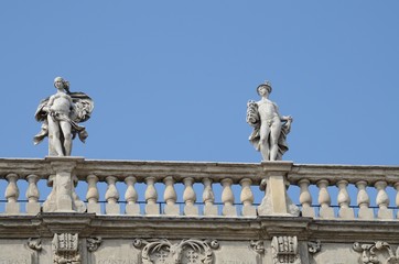 statue su palazzo
