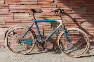 Fototapeta na wymiar Antique or retro rusty bicycle in brick wall background