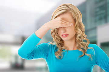 Woman with sinus pressure pain