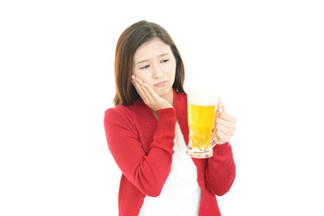 ビールを飲みすぎた女性