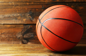 Obraz premium Basketball ball on wooden background