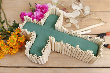 Floral decoration in cross shape - tutorial