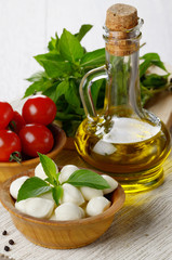 Mozzarella, tomatoes and oil