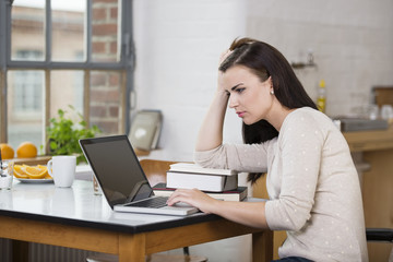 studentin arbeitet zuhause am laptop