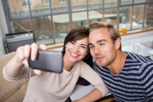 modernes junges paar macht ein handy-foto