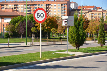 señal y radar de limitacion 50 en las calles de  burgos