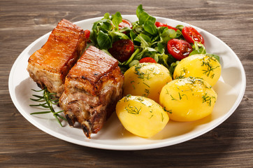 Tasty grilled ribs with vegetables