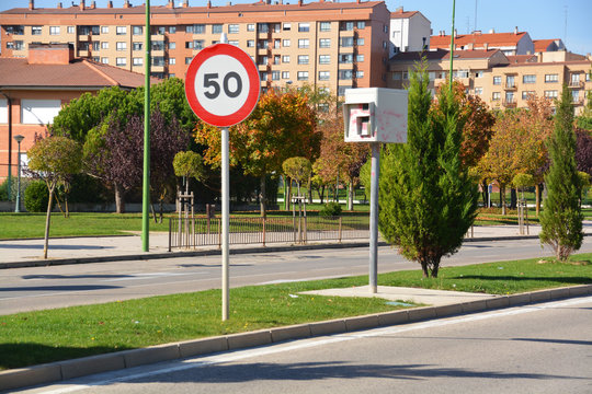 se&ntilde;al y radar de limitacion 50 en las calles de  burgos