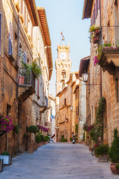 Fototapeta The old town and the streets of the medieval period Pienza, Ital