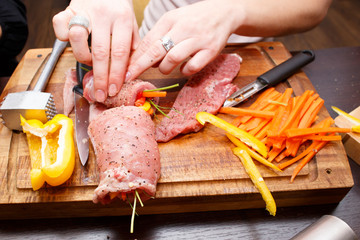 Preparation of pork rolls with fresh vegetables