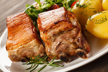 Tasty grilled ribs with vegetables