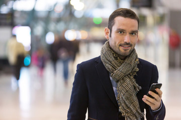 Naklejka premium Young attractive man transiting a railway station