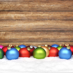 Weihnachtshintergrund mit Kugeln und Schnee