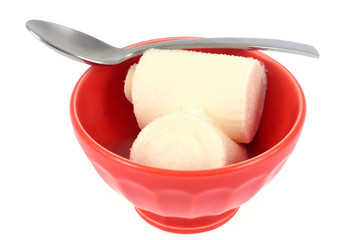 Petits suisses avec du sucre en poudre