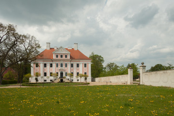 Fototapeta na wymiar Schloss Rietz mit Garten