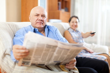 Fototapeta premium mature couple together with newspaper