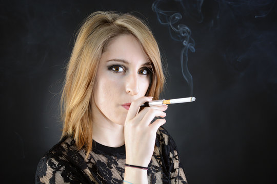 Teen raucht Zigarette
