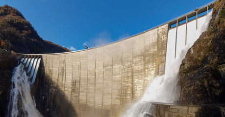 Staudamm Contra Verzasca, spektakuläre Wasserfälle