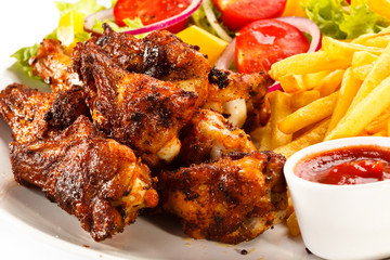 Grilled chicken nuggets, chips and vegetables