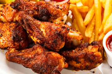 Grilled chicken nuggets, chips and vegetables