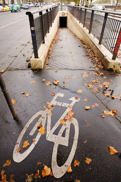 Fototapeta Bike path in Paris