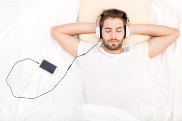 Musik hören im Bett
