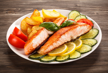 Fried salmon and vegetables