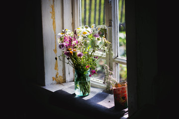 Fototapeta na wymiar букет полевых цветов на деревенском окне