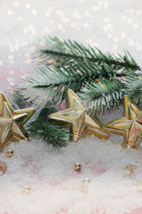 estrellas doradas en la nieve