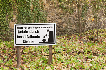 Schild - Gefahr durch herabfallende Steine