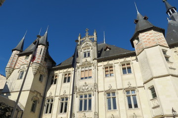 Fototapeta na wymiar Maine-et-Loire - Saumur - Hôtel de ville côté cour