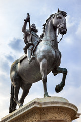 Obraz premium King Philip III Equestrian Statue Plaza Mayor Cityscape Madrid