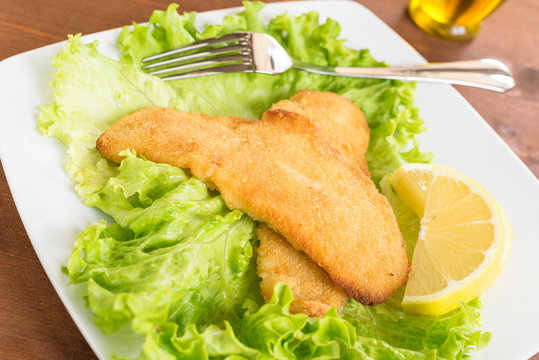 Piatto di filetti di merluzzo panato e fritto