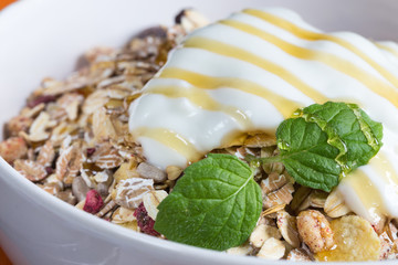 Müsli mit Joghurt und Früchten auf Holz
