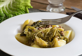 Wirsing Eintopf mit Kartoffeln und Hackfleisch