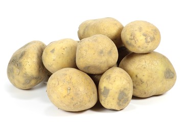Kartoffeln isoliert auf weißem Hintergrund