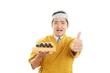 寿司を差し出す笑顔の寿司職人