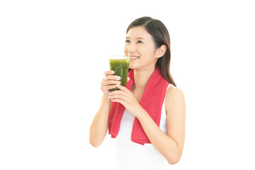 野菜ジュースを飲む女性