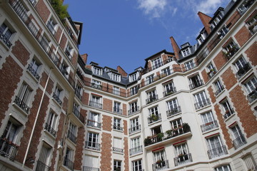 Fototapeta na wymiar Immeuble en briques à Paris
