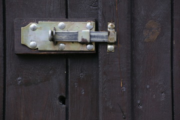 Door latch hanging at the outside of a gate