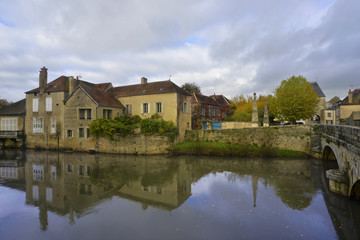 Naklejka na ściany i meble La rivière le Serein, miroir du village de Noyers-sur-Serin (89310), département l'Yonne en région Bourgogne-Franche-Comté, France