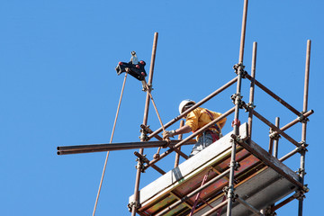 Il lavoratore installa un'impalcatura fissa