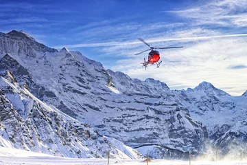 Poster Im Rahmen Roter Helikopter, der in den Schweizer Alpen in der Nähe des Jungfrau-Berges fliegt © Roman Babakin